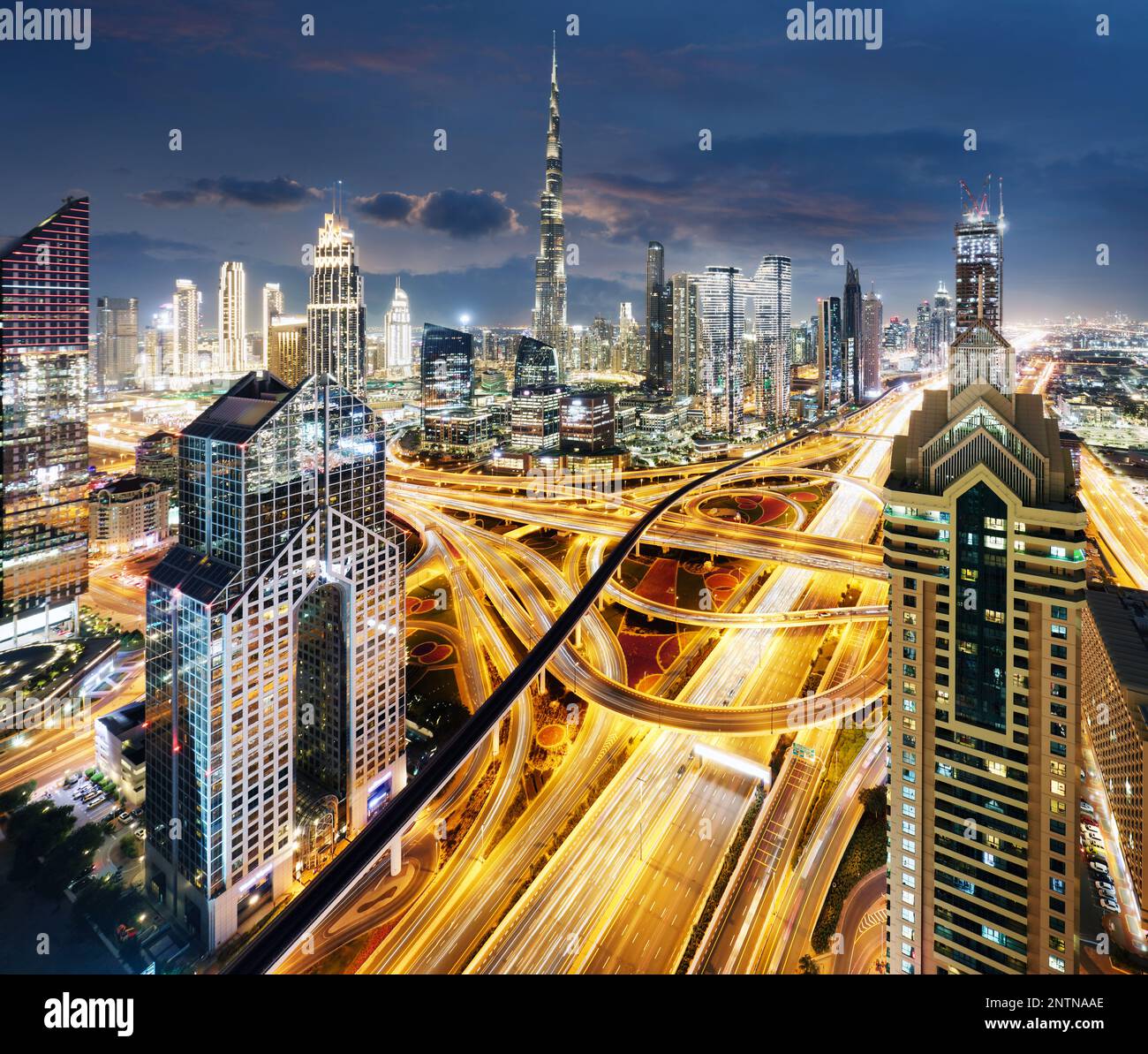 Atemberaubende Skyline von Dubai City Center und Sheikh Zayed Road Kreuzung, Vereinigte Arabische Emirate Stockfoto