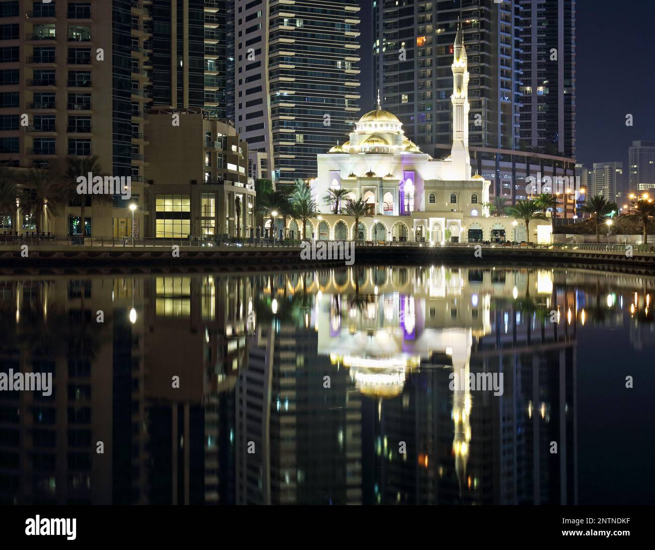 Moschee in der Dubai Marina Promenade bei Nacht, VAE Stockfoto
