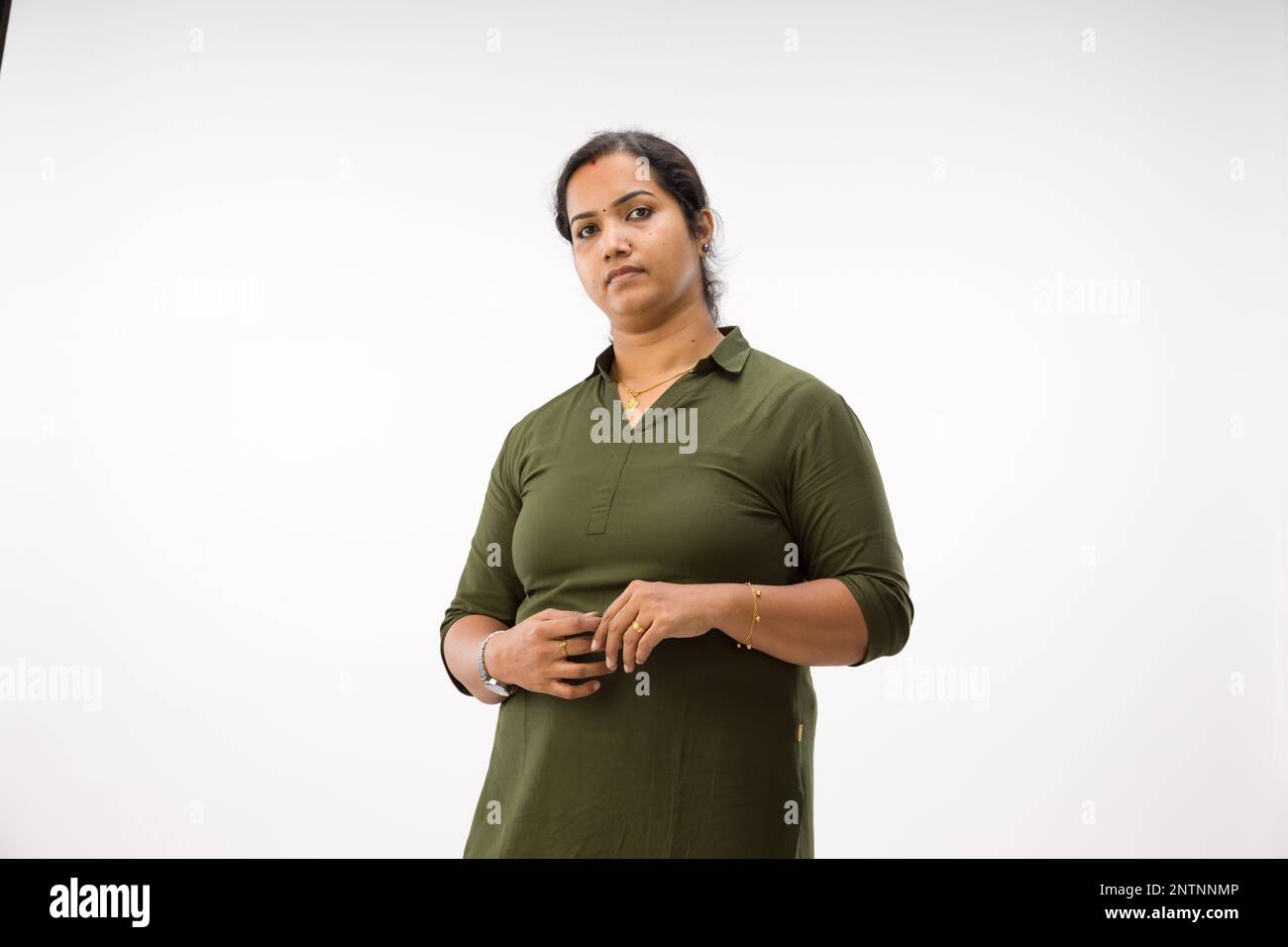 Porträt einer Indianerin, stehende Pose mit verschiedenen Gesten, mit weißem Hintergrund, isoliert. Stockfoto