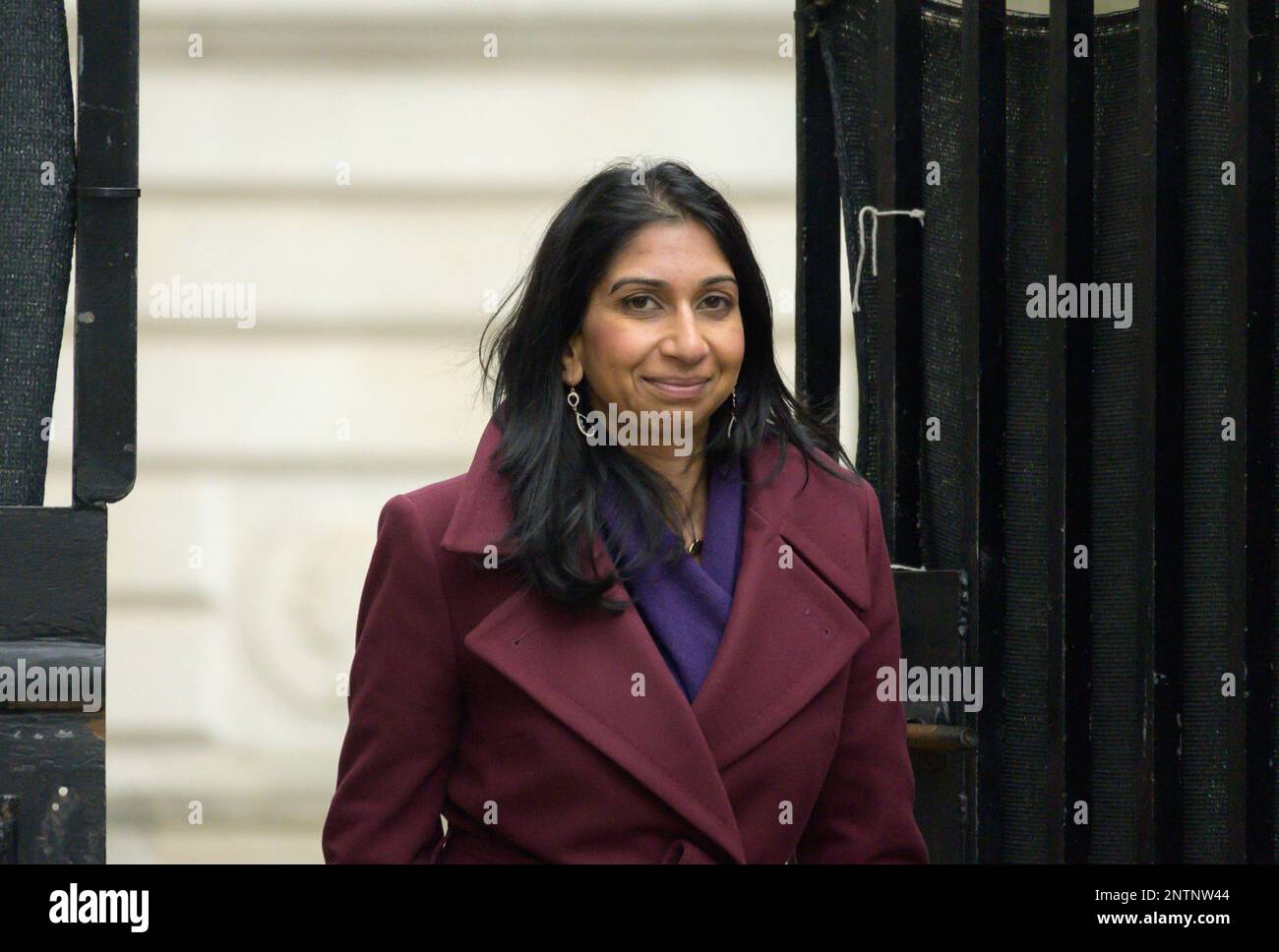 Suella Braverman QC MP (Innenministerin) Ankunft in Downing Street für eine Notfall Kabinettssitzung, 27. Februar 2023 Stockfoto