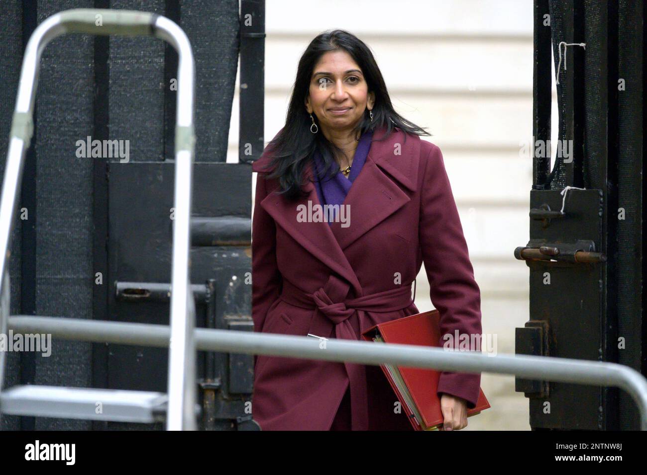 Suella Braverman QC MP (Innenministerin) Ankunft in Downing Street für eine Notfall Kabinettssitzung, 27. Februar 2023 Stockfoto