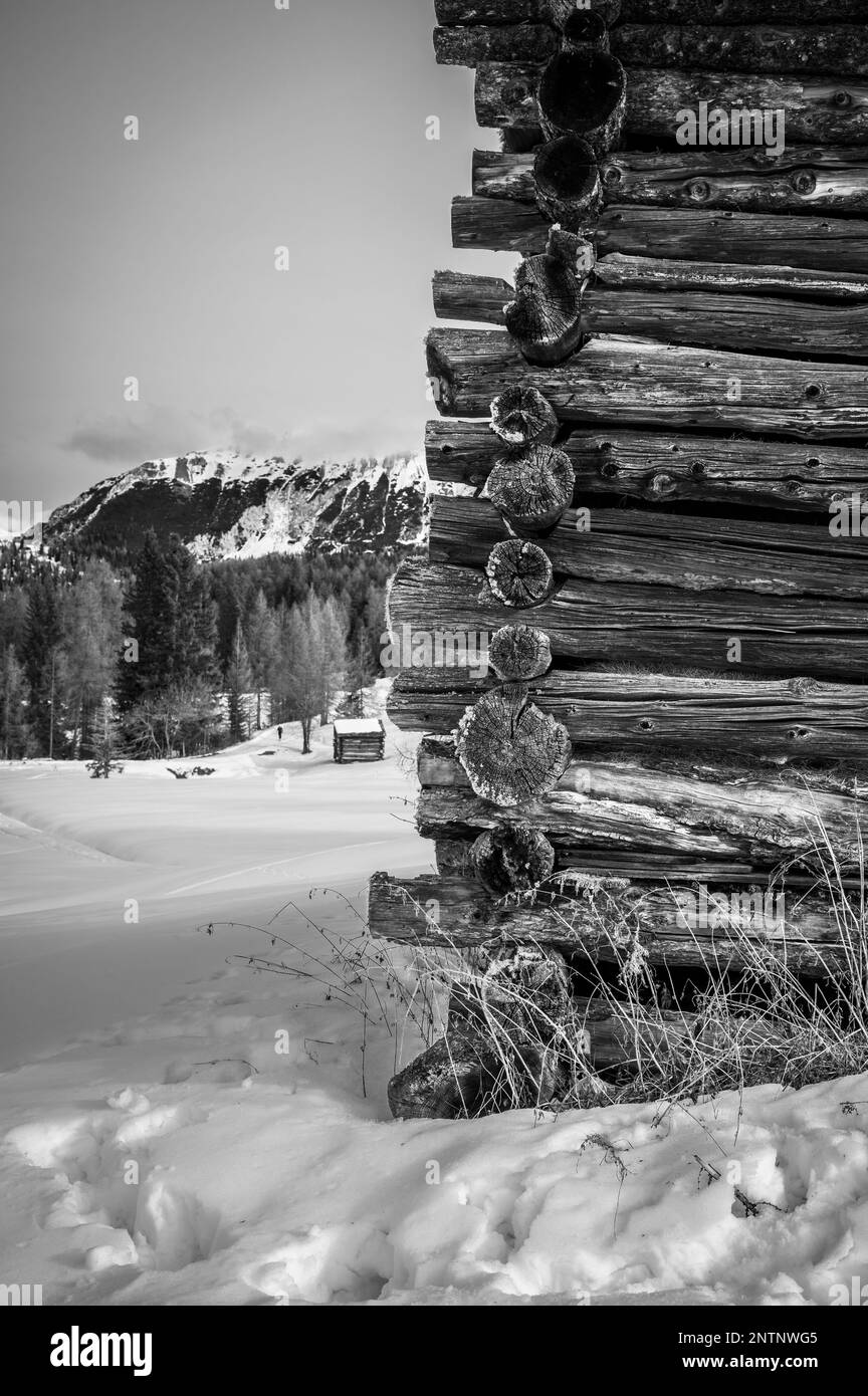 Alta Val Badia im Winter. Das Dorf La Val, umgeben von den Dolomiten Stockfoto