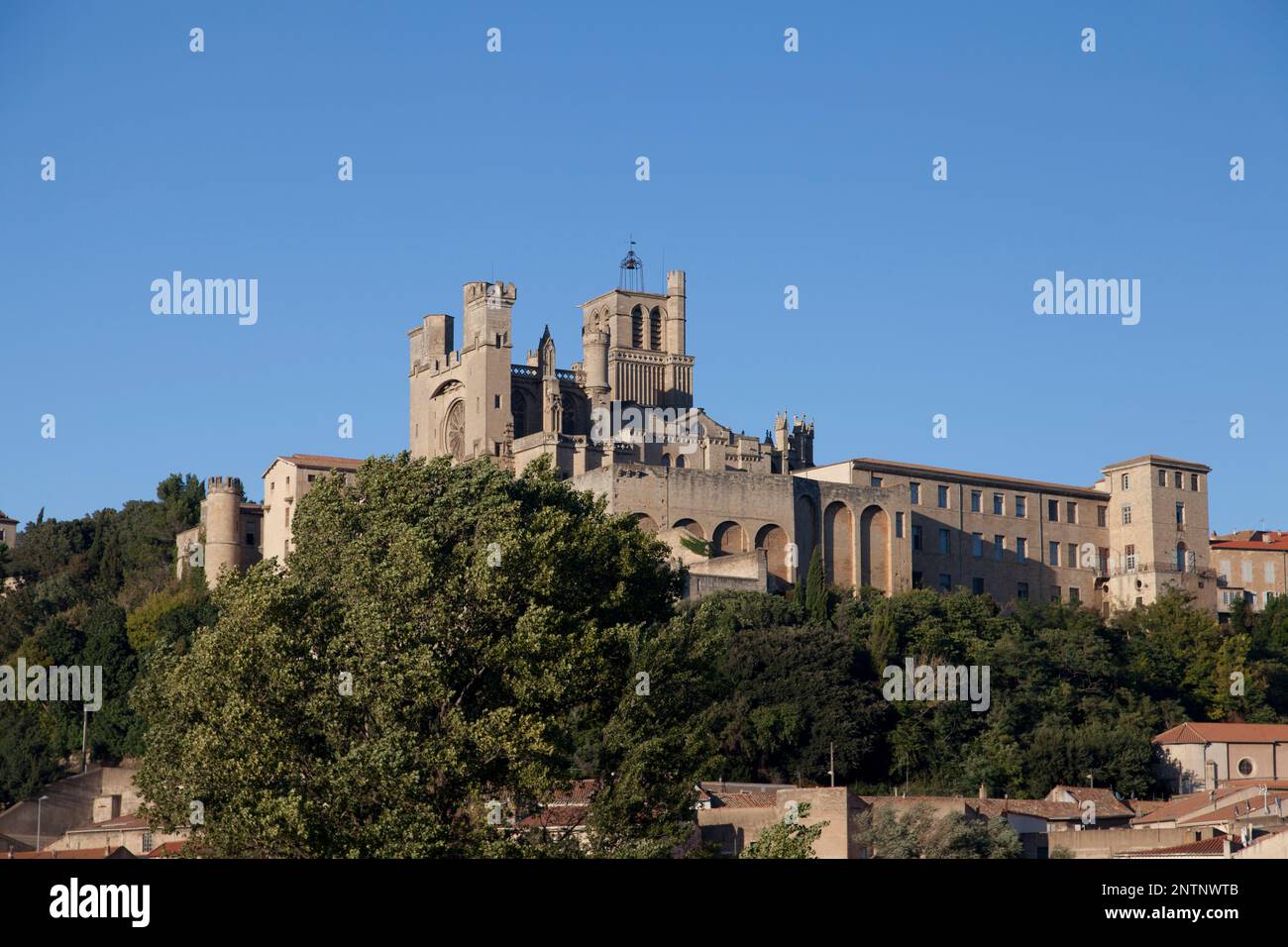 Frankreich, Beziers, St Nazaire Kathedrale, von der Alten Brücke über den Fluss Orb gesehen. Stockfoto