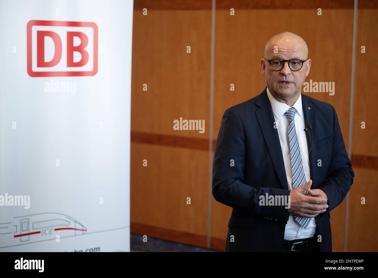 Fulda, Deutschland. 28. Februar 2023. Martin Seiler, Vorstandsmitglied für Personal- und Rechtsfragen bei der Deutschen Bahn, spricht im Vorfeld der ersten Runde der Tarifverhandlungen zwischen der EVG-Gewerkschaft und der Deutschen Bahn AG. Auch mit rund 50 anderen Eisenbahnunternehmen finden noch Verhandlungen statt. Kredit: Sebastian Gollnow/dpa/Alamy Live News Stockfoto