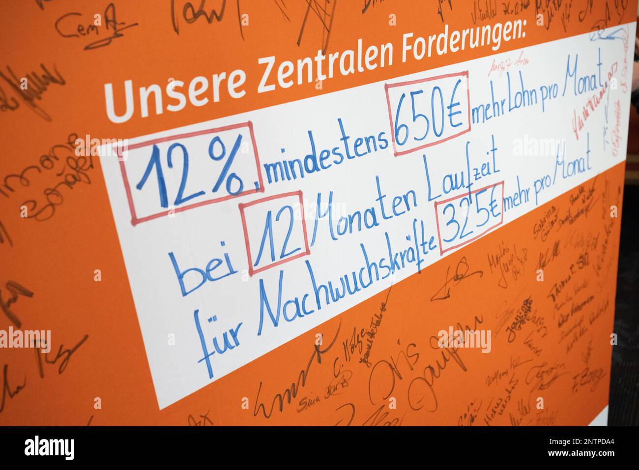 Fulda, Deutschland. 28. Februar 2023. Die Forderungen der EVG befinden sich in einem Vorstand vor der ersten Runde der Tarifverhandlungen zwischen der EVG-Gewerkschaft und der Deutschen Bahn AG. Auch mit rund 50 anderen Eisenbahnunternehmen finden noch Verhandlungen statt. Kredit: Sebastian Gollnow/dpa/Alamy Live News Stockfoto