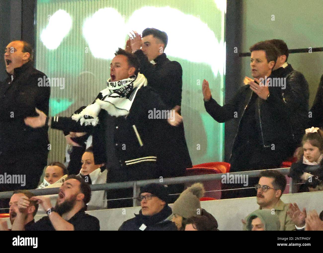 Wembley, Großbritannien. 26. Februar 2023. ANT McPartlin und Declan Donnelly beim Carabao Cup Final, Manchester United gegen Newcastle United, Wembley Stadium, London, Vereinigtes Königreich, am 26. Februar, 2023. Guthaben: Paul Marriott/Alamy Live News Stockfoto