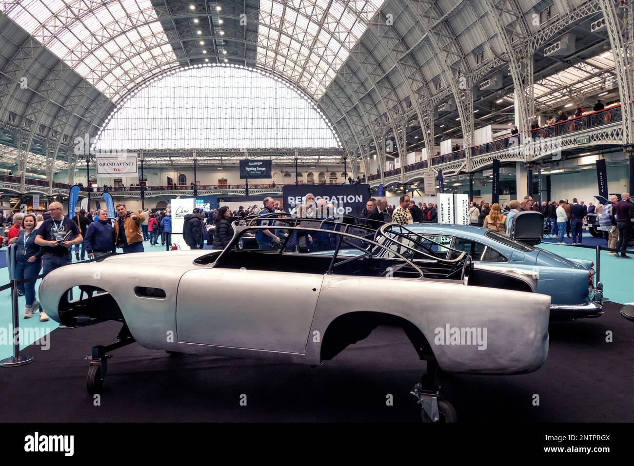 Aston Martin DB5 bei der London Classic Car Show im Olympia UK 2023 Stockfoto