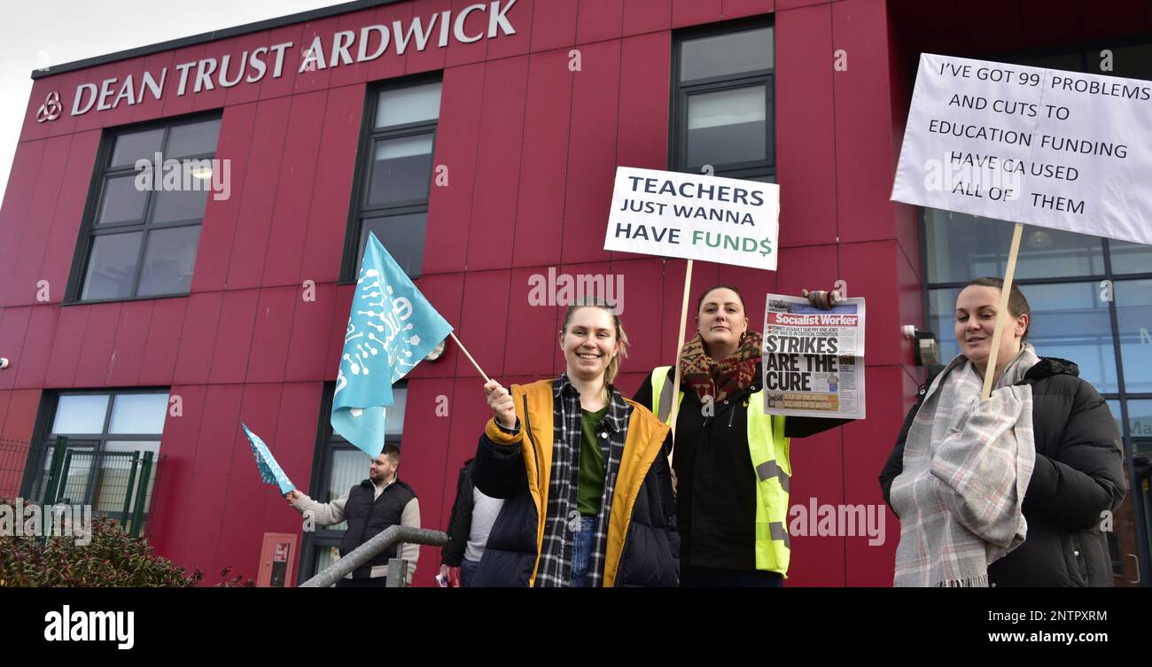 Manchester, Vereinigtes Königreich, 28. Februar 2023. Lehrer, die Mitglieder der National Education Union (neu) im Norden Englands sind und im Rahmen ihres Lohnstreits an der Dean Trust School, Ardwick, Manchester, Großbritannien, streiken. Man geht davon aus, dass die meisten Schulen den Zugang zu Schülern beschränken oder ganz schließen werden. Es wird erwartet, dass über 300.000 Lehrer in drei Tagen ab Februar 28 streiken werden, um eine Lohnerhöhung von zwölf Prozent zu fordern. Kredit: Terry Waller/Alamy Live News Stockfoto