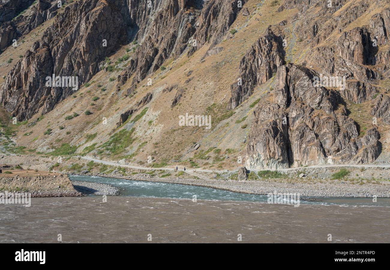 Malerischer Landschaftsblick auf den türkisblauen Fluss, der den milchig grauen Panj-Fluss auf der afghanischen Seite des Tals verbindet, Darvoz, Tadschikistan Pamir Stockfoto