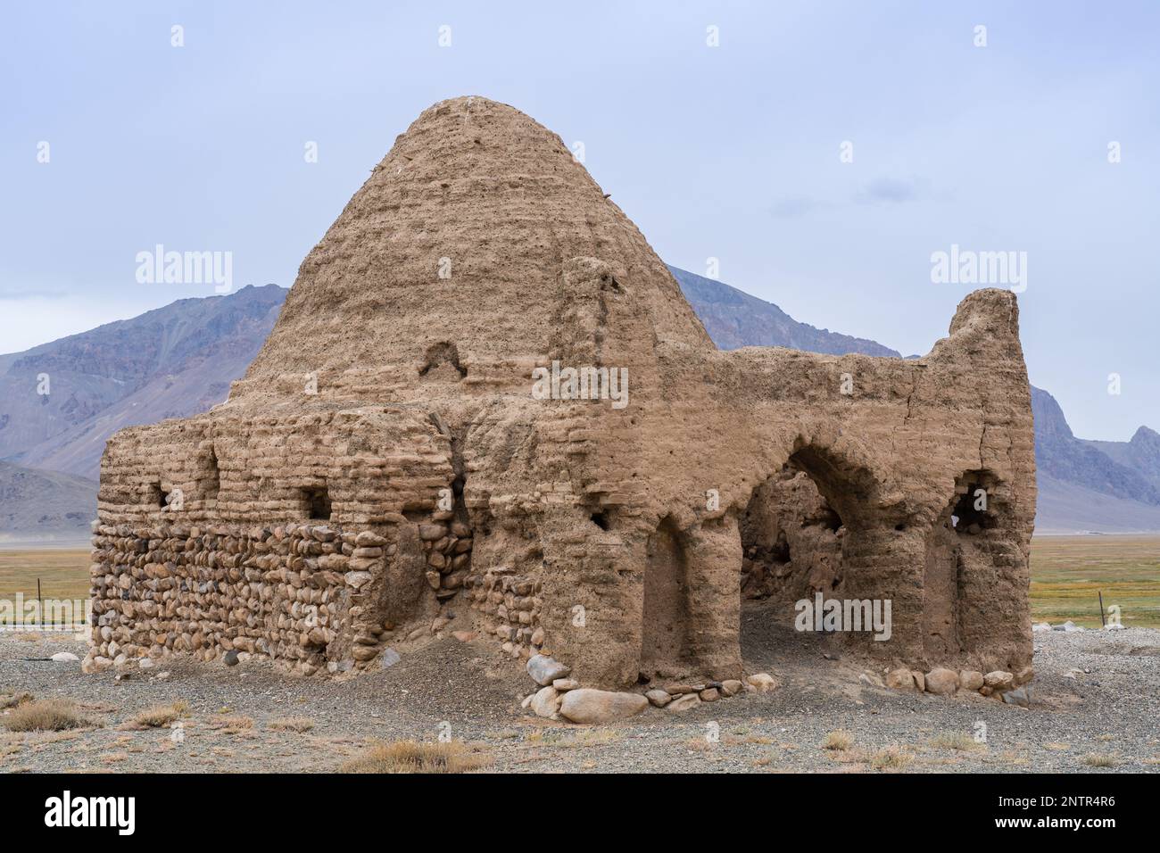 Aus nächster Nähe sehen Sie die Ruinen des antiken chinesischen Grabes oder Caravanserai auf der Pamir-Autobahn, Bash Gumbaz bei Alichur, Gorno-Badakshan, Tadschikistan Stockfoto