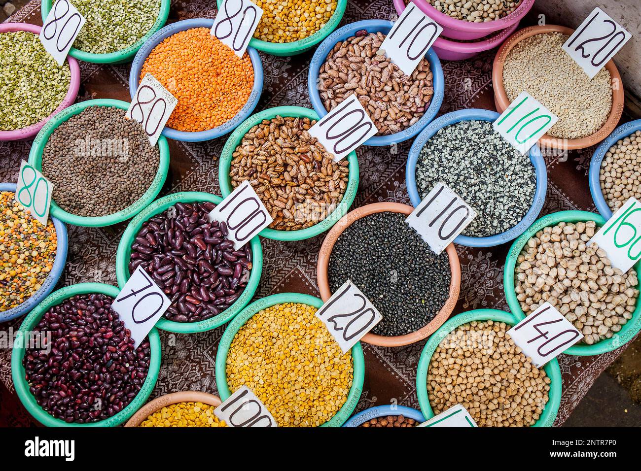 Gewürze auf dem Display, Spice Market in Khari Baoli, in der Nähe von Chandni Chowk, Alt-Delhi, Indien Stockfoto