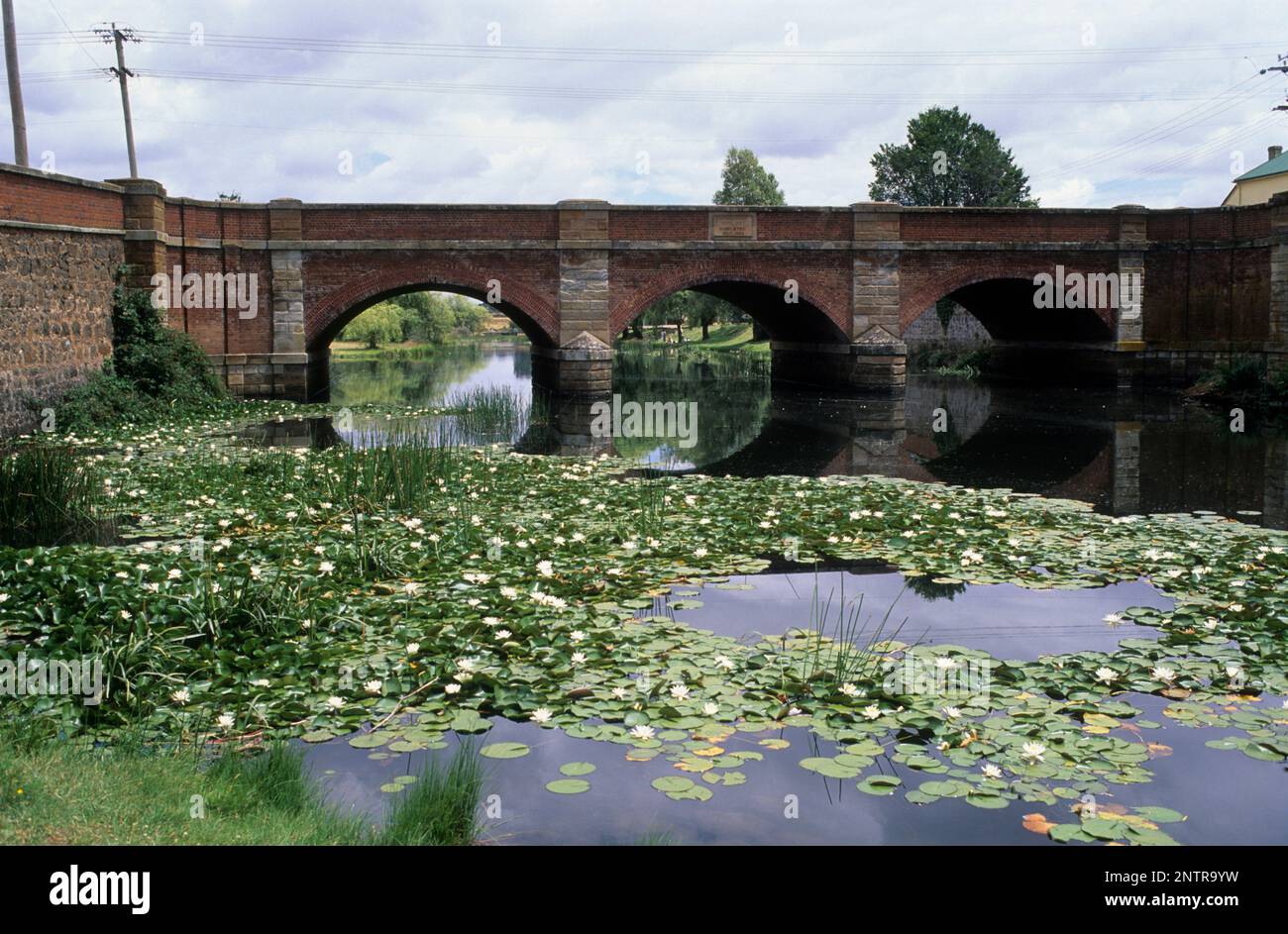 Australien, Tasmanien, die historische Sträflingskolonne Rote Brücke in Campbell Town einer der vielen Sträflingskollegen baute um 1836 Brücken. Stockfoto