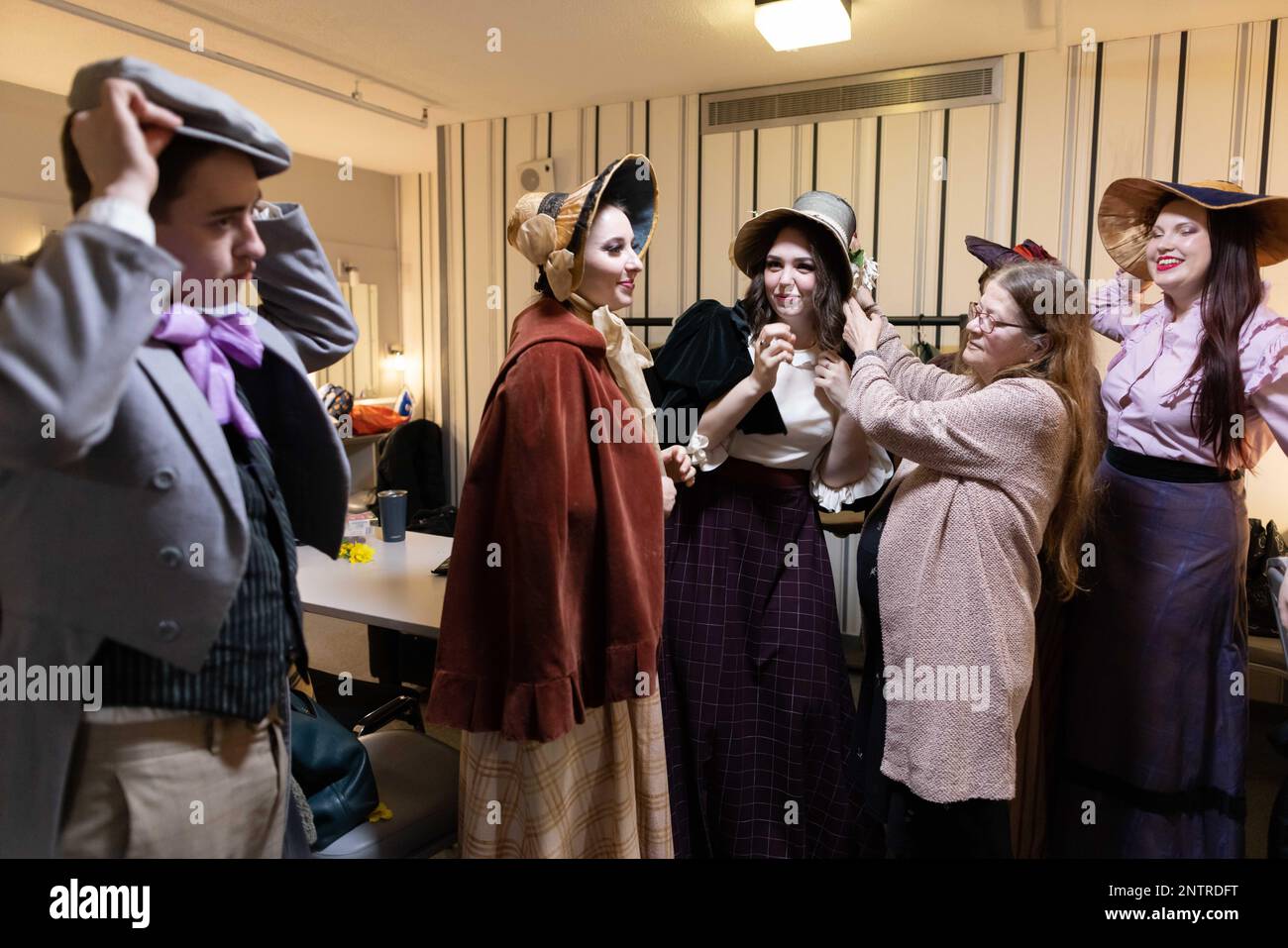 Hinter den Kulissen mit der ukrainischen Oper & Balletttheater Kiew-Produktion von La Bohème, Churchill Theatre, Bromley, Kent, Großbritannien Stockfoto