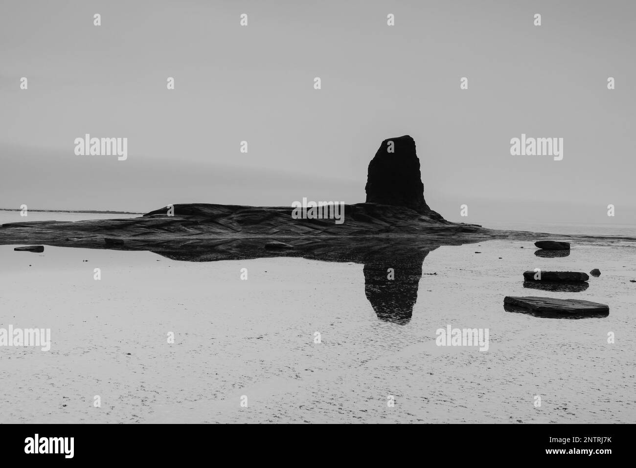 Black NAB rockt in Saltwick Bay bei Whitby an der Yorkshire Coast Stockfoto