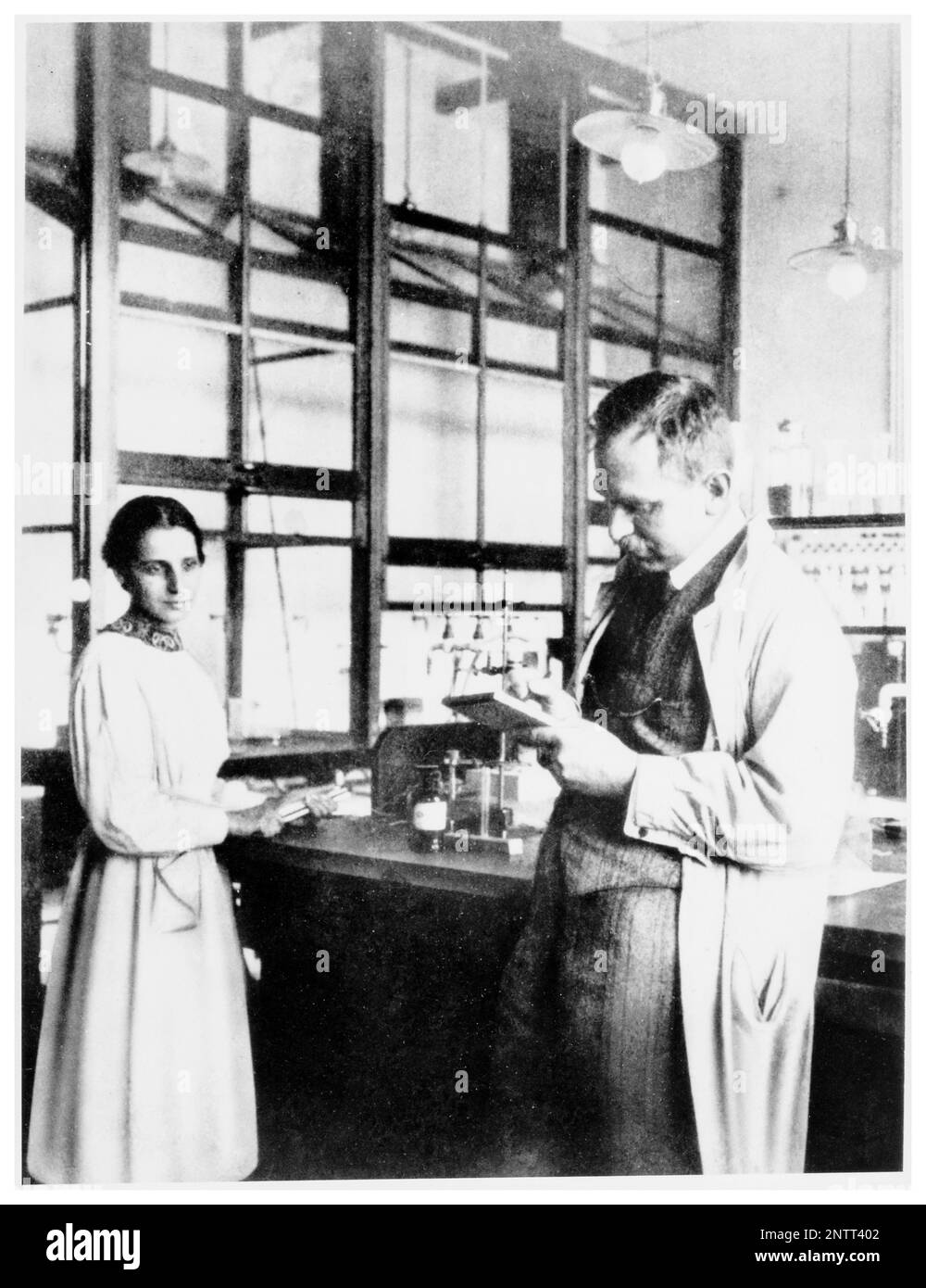 Physiker Lise Meitner (1878-1968) fotografiert mit Chemiker Otto Hahn (1879-1968) in einem Labor am Kaiser-Wilhelm-Institut für Chemie, Berlin-Dahlem, ca. 1913 Stockfoto