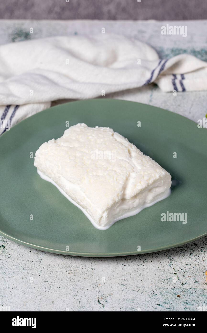 Clotted Cream oder Buttercreme. Türkische Milchcreme. Kuhcreme zum Frühstück. Lokaler Name Kaymak Stockfoto
