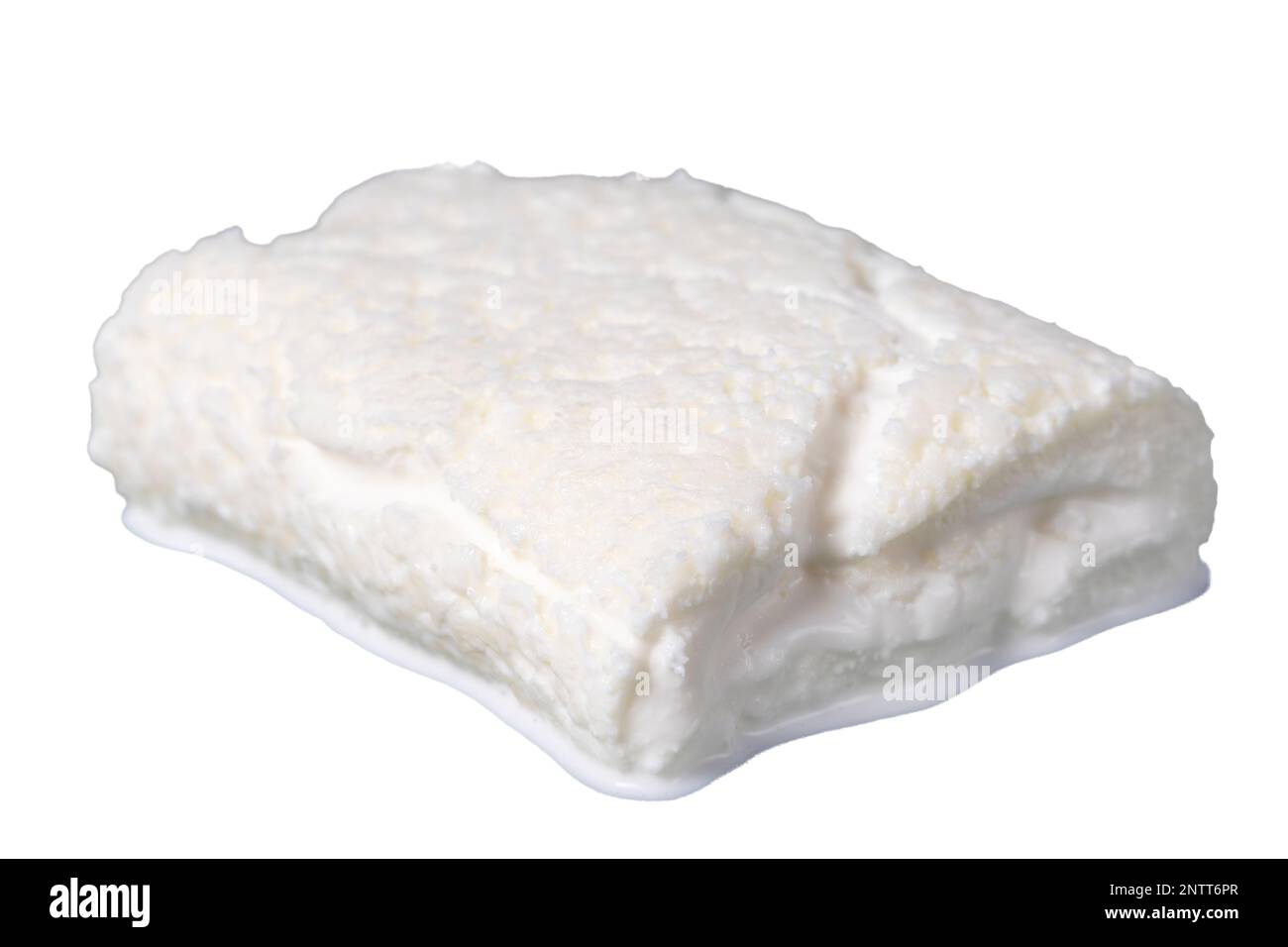 Clotted Cream oder Buttercreme auf isoliertem weißem Hintergrund. Türkische Milchcreme. Kuhcreme zum Frühstück. Lokaler Name Kaymak. Schließen Stockfoto
