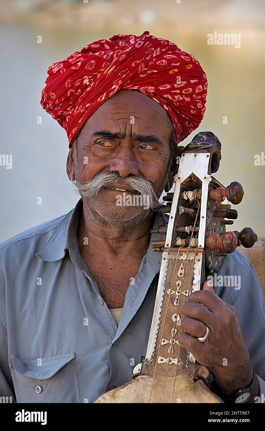 Musiker in Gadi Sagar, der Tank war einst der Wasserversorgung der Stadt und ist umgeben von kleinen Tempeln und Schreinen, Jaisalmer, Rajasthan, Indien Stockfoto