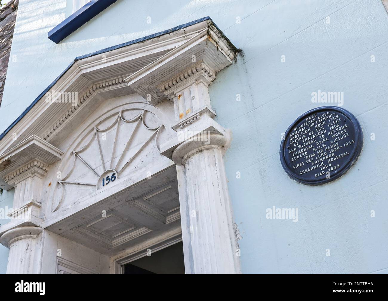 Eine Plakette auf einem Haus, das angeblich von Admiral Sir T. M. Hardy in der Durnford Street Plymouth bewohnt wurde. Hardy war 1805 Captain der Flotte bei Trafalgar, als er wagte Stockfoto