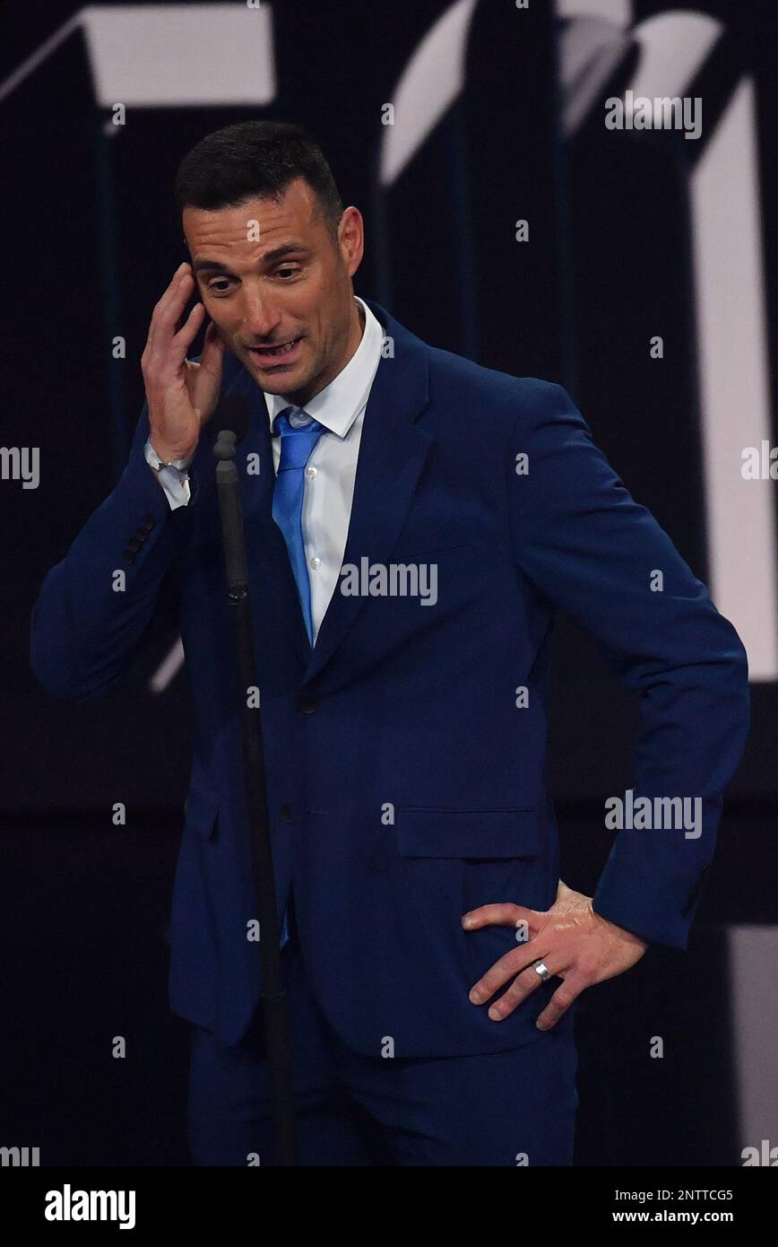 Paris, Frankreich. Am 27. Februar 2023 posiert Torwart Emiliano Martínez (Argentinien/Aston Villa FC) mit seiner Trophäe als bester Torwart bei den Best FIFA Football Awards 2022 am 27. Februar 2023 in Paris, Frankreich. Foto: Steve McMay/ABACAPRESS.COM Stockfoto