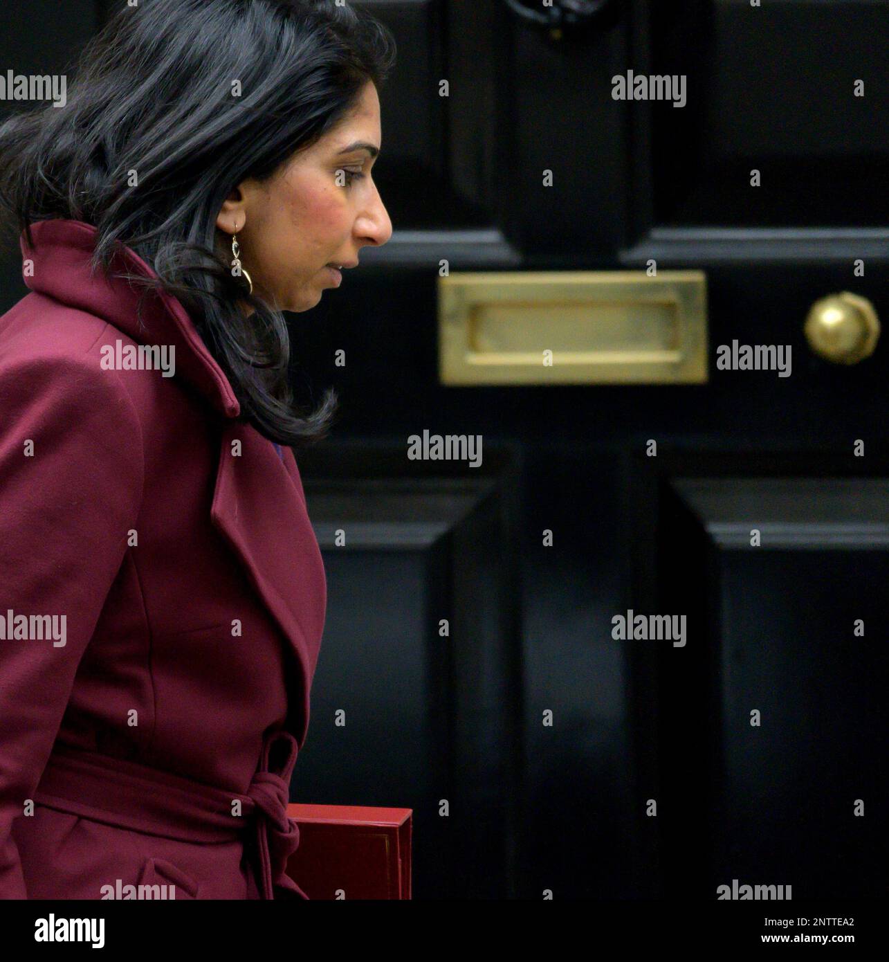 Suella Braverman QC MP (Innenministerin) Ankunft in Downing Street für eine Notfall Kabinettssitzung, 27. Februar 2023 Stockfoto