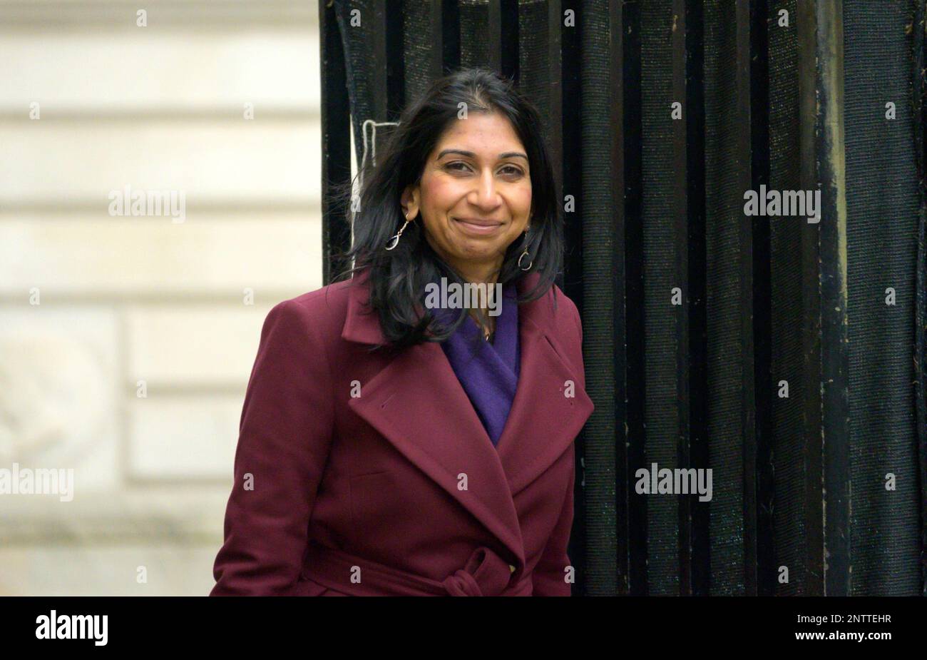 Suella Braverman KC MP (Innenministerin) Ankunft in Downing Street für eine Notfall Kabinettssitzung, 27. Februar 2023 Stockfoto