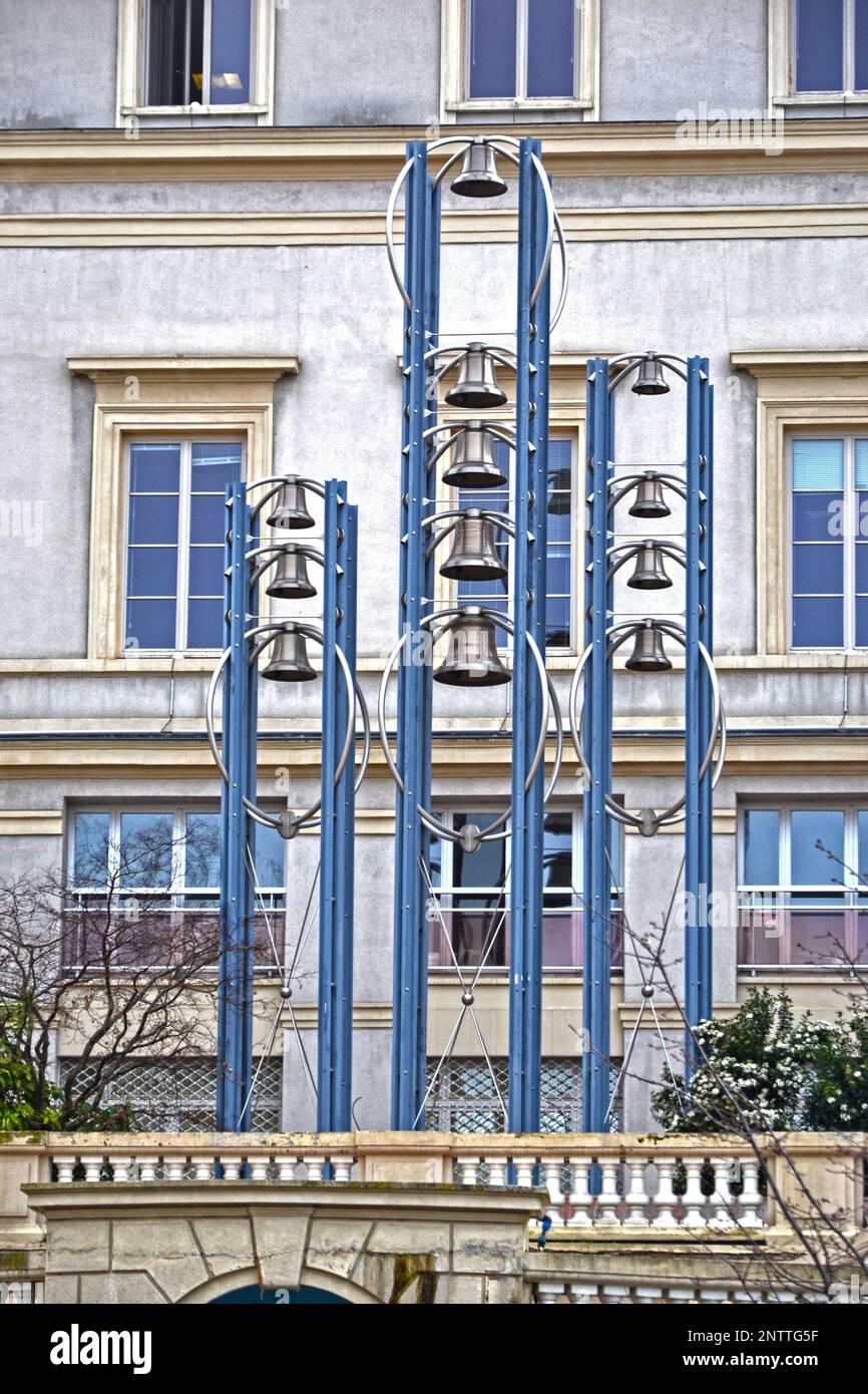 Saint-Etienne, Frankreich - Januar 27. 2020 : Konzentrieren Sie sich auf eine Reihe von Glocken, die hinter dem Rathaus von Saint-Etienne installiert sind. Stockfoto
