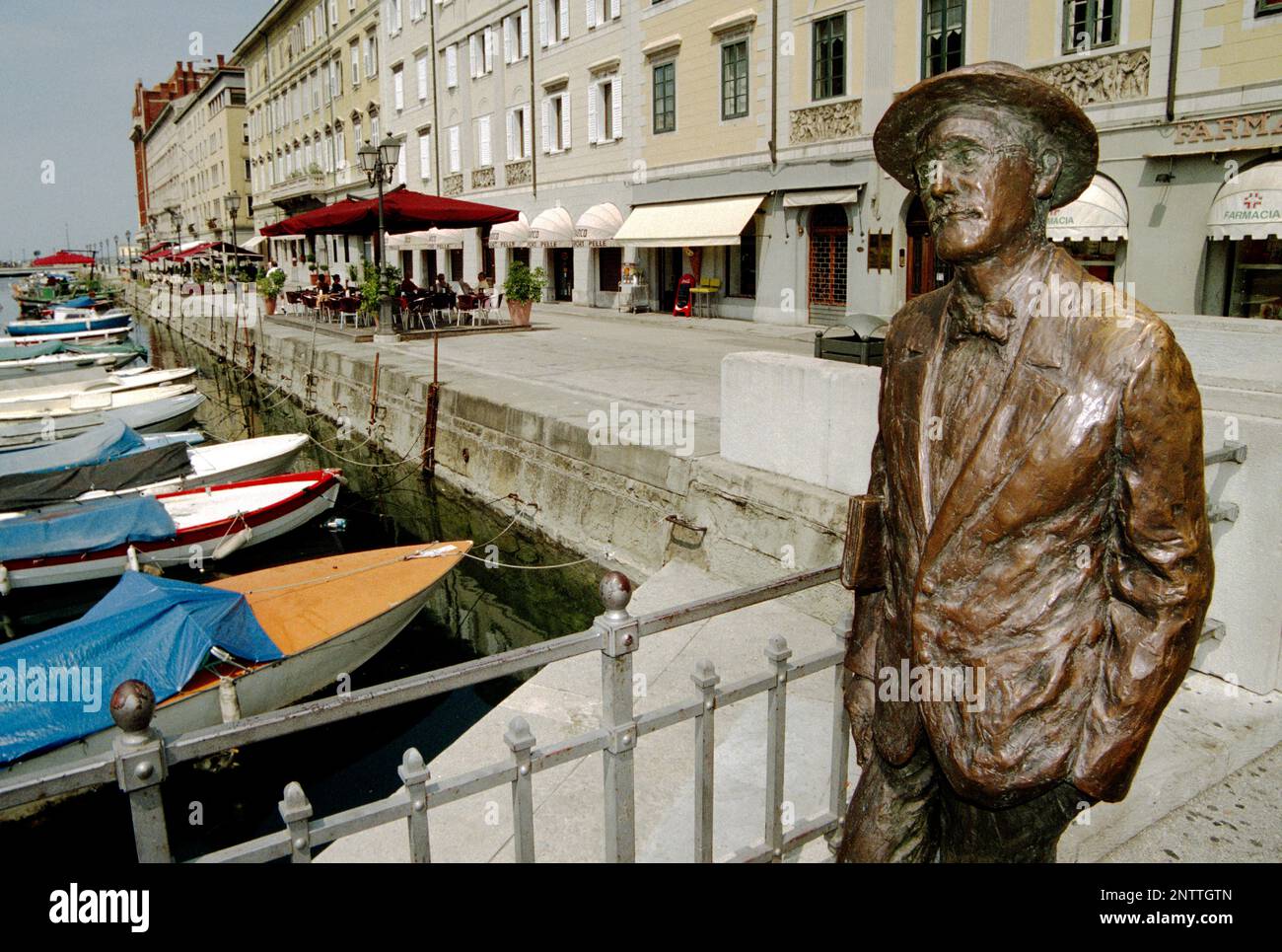 Italien, Friaul-Julisch Venetien, Triest, Canal Grande mit James-Joyce-Statue von Nino Spagnoli, Datum 2004 Stockfoto