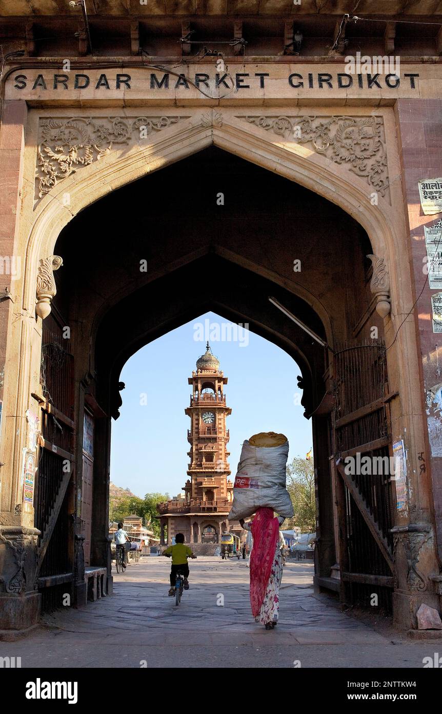 Tor zum Sardar Markt und Clocktower, Jodhpur, Rajasthan, Indien Stockfoto