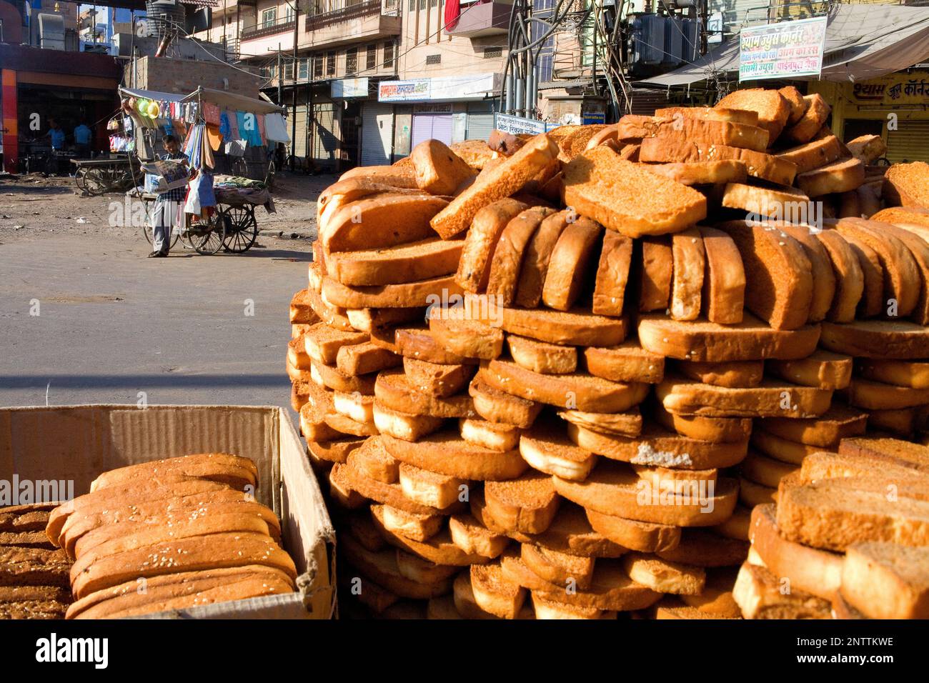 Stand der Toast-Brot in Sardar Markt, Jodhpur, Rajasthan, Indien Stockfoto