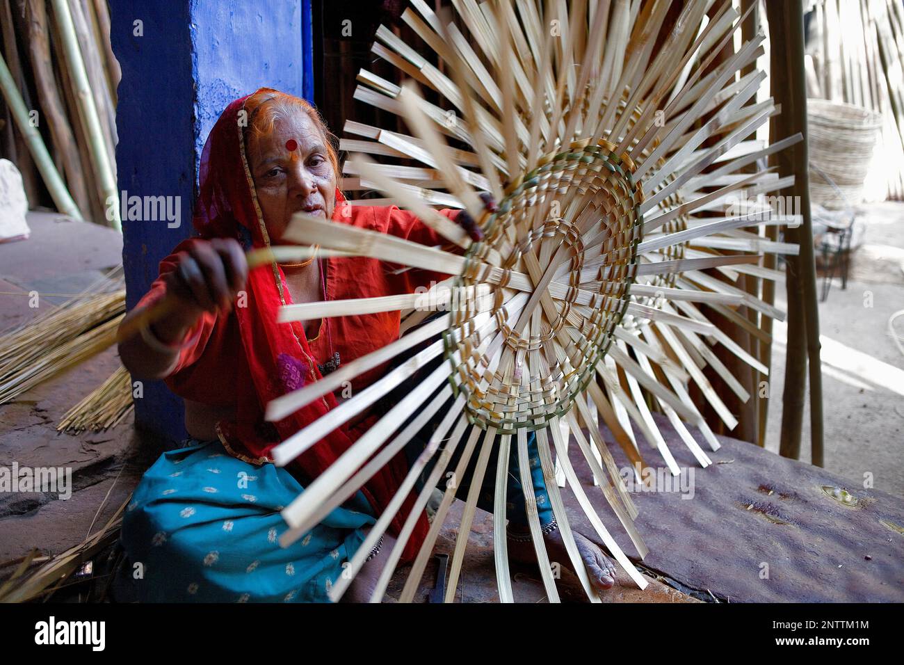 Herstellung eines Korbes in Sardar Market, Jodhpur, Rajasthan, Indien Stockfoto