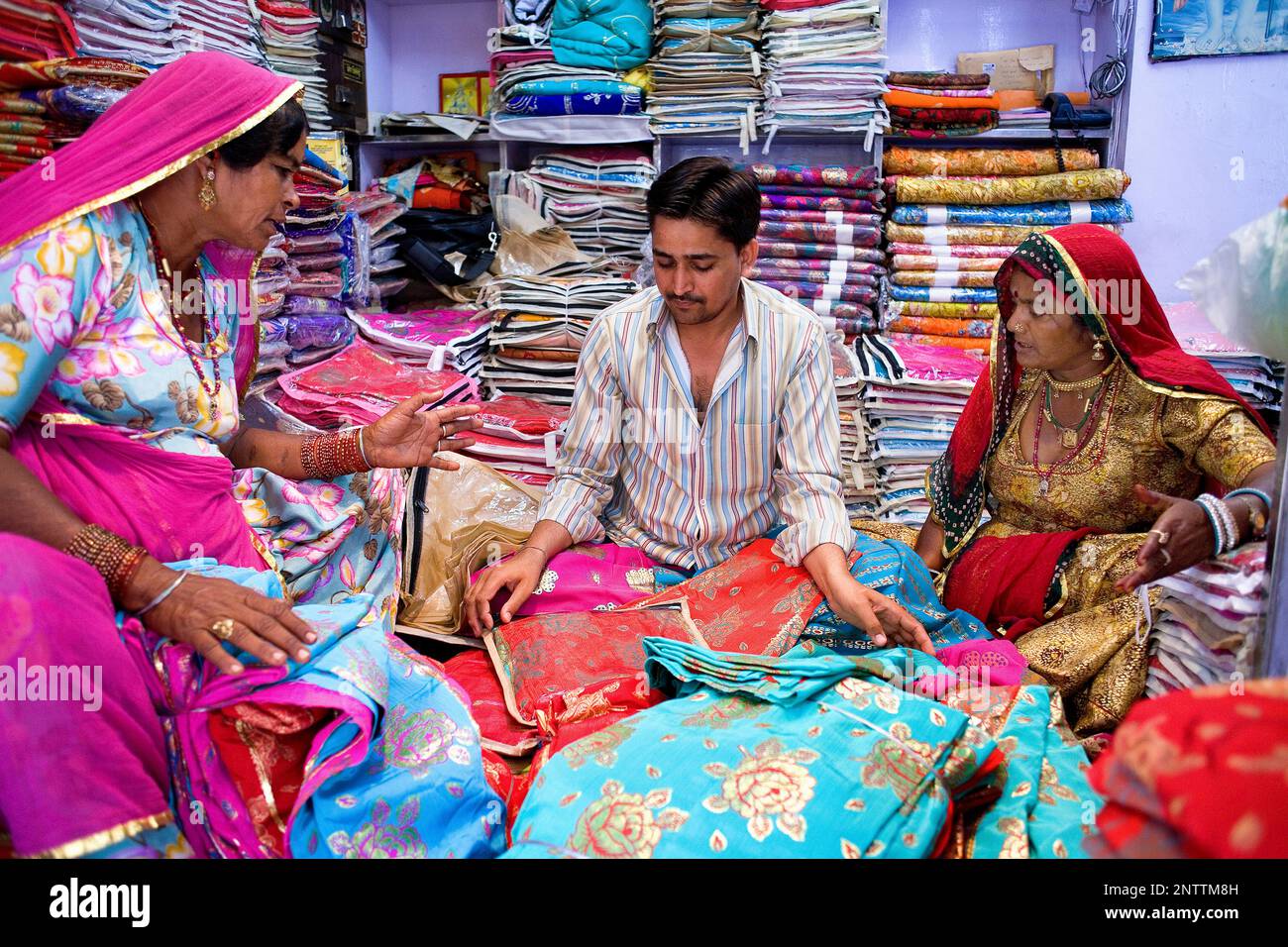 Lieferant und Kunde in der Kleidung zu speichern, Sardar Markt, Jodhpur, Rajasthan, Indien Stockfoto