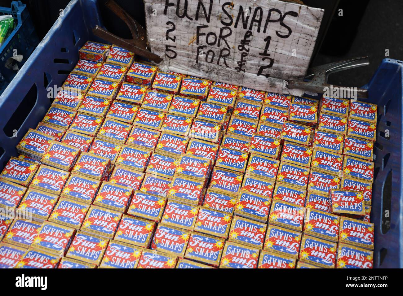 Auf einem Straßenmarkt in der Brick Lane im Osten Londons sind mehrere Packs Fun Snaps (Wurfbanger) erhältlich. Stockfoto