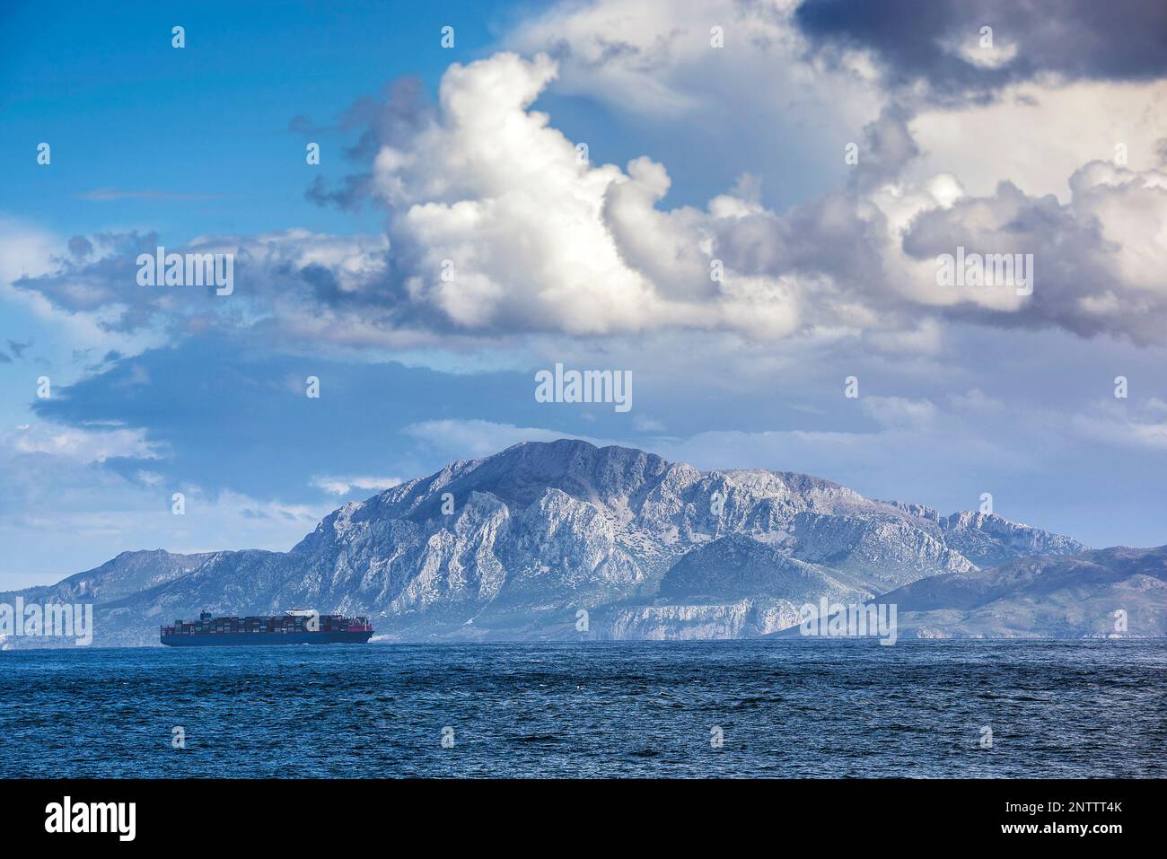 Frachtschiff, das durch die Straße von Gibraltar in der Nähe der afrikanischen Küstenlinie fährt, tarifa, Cadiz, Provinz, Spanien Stockfoto