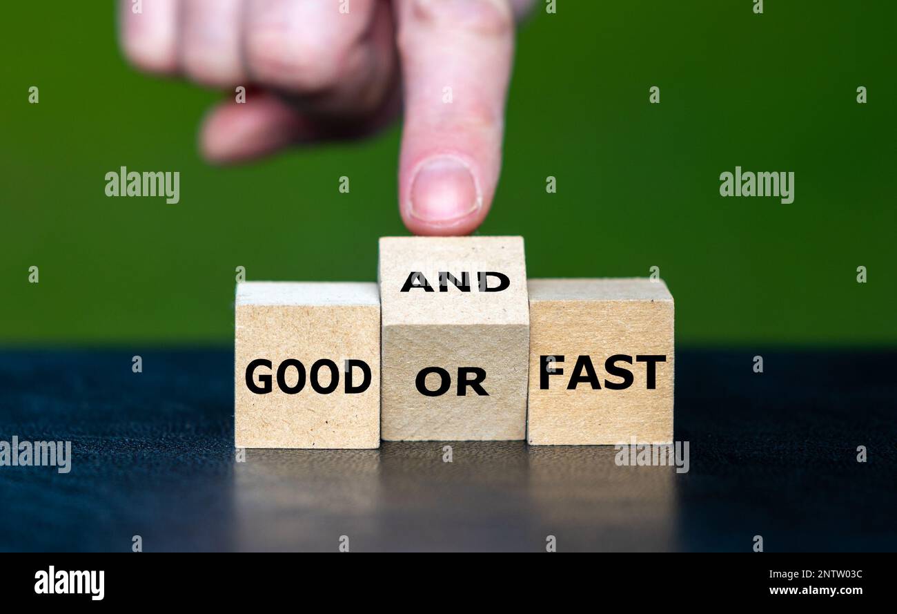 Die Hand dreht den Holzwürfel und ändert den Ausdruck „gut oder schnell“ in „gut und schnell“. Stockfoto