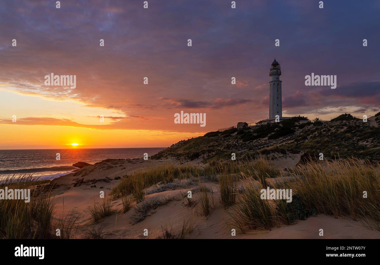 Blick auf den Sonnenuntergang am Leuchtturm Trafalgar, Strand Caños de Meca, Provinz Cadiz, Andalusien, Spanien Stockfoto