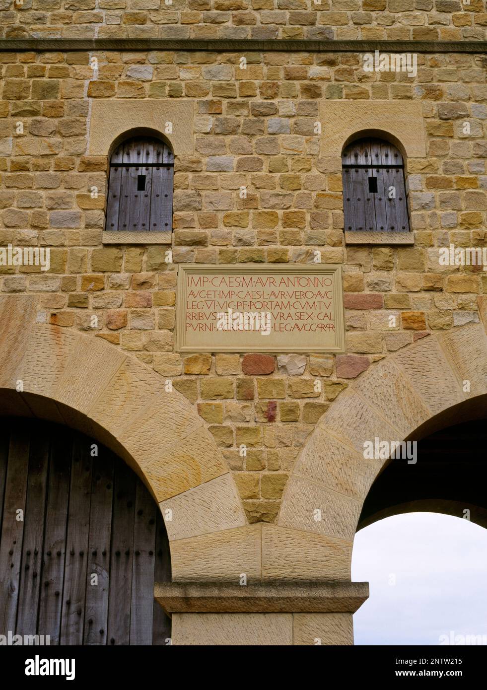 Details des speziellen Steins, bogenförmige Portale und Fenster am rekonstruierten W-Tor der römischen Festung South Shields (Arbeia), Tyne & Wear, England, Großbritannien. Stockfoto