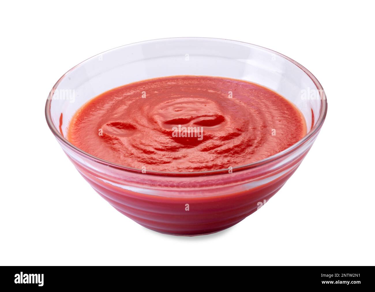 Glasbecher mit Tomatenpüree-Sauce, isoliert auf weißem Boden mit Schneideweg Stockfoto