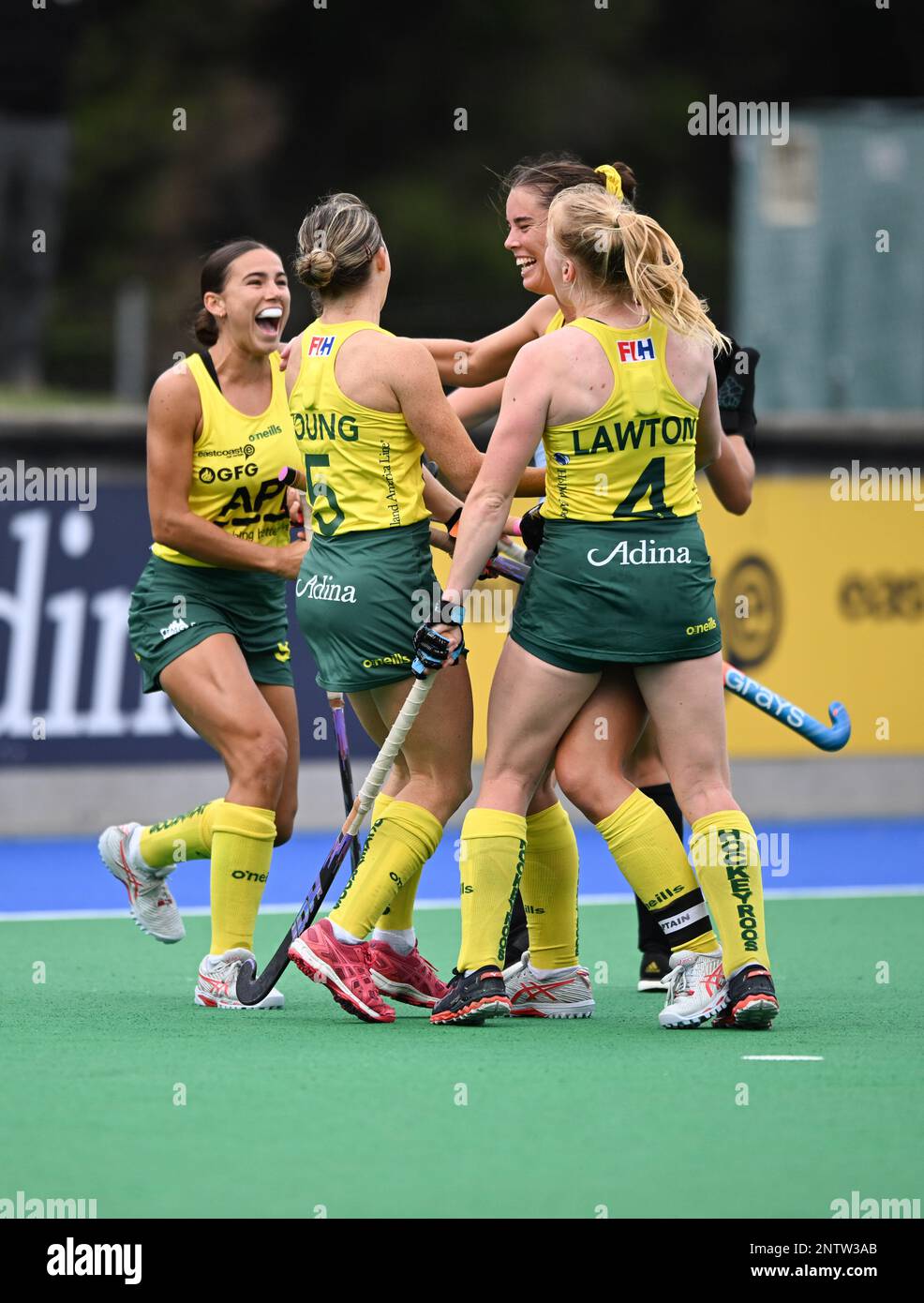 Hobart, Australien. 28. Februar 2023. Australia National Women's Field Hockey Team feiert während des 2022/23 stattfindenden Spiels der International Hockey Federation (FIH) Women's Pro-League zwischen Australien und Argentinien im Tasmanian Hockey Centre. Endergebnis: Australien 2:0 Argentinien. Kredit: SOPA Images Limited/Alamy Live News Stockfoto