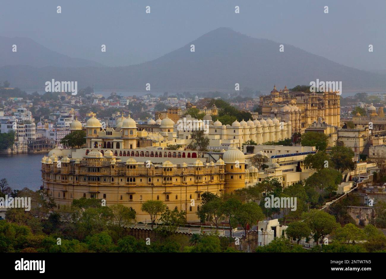 Stadtschloss und Skyline von Udaipur, Udaipur, Rajasthan, Indien Stockfoto