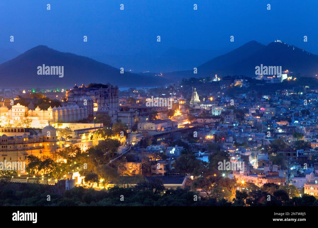 Stadtschloss und Skyline von Udaipur, Udaipur, Rajasthan, Indien Stockfoto