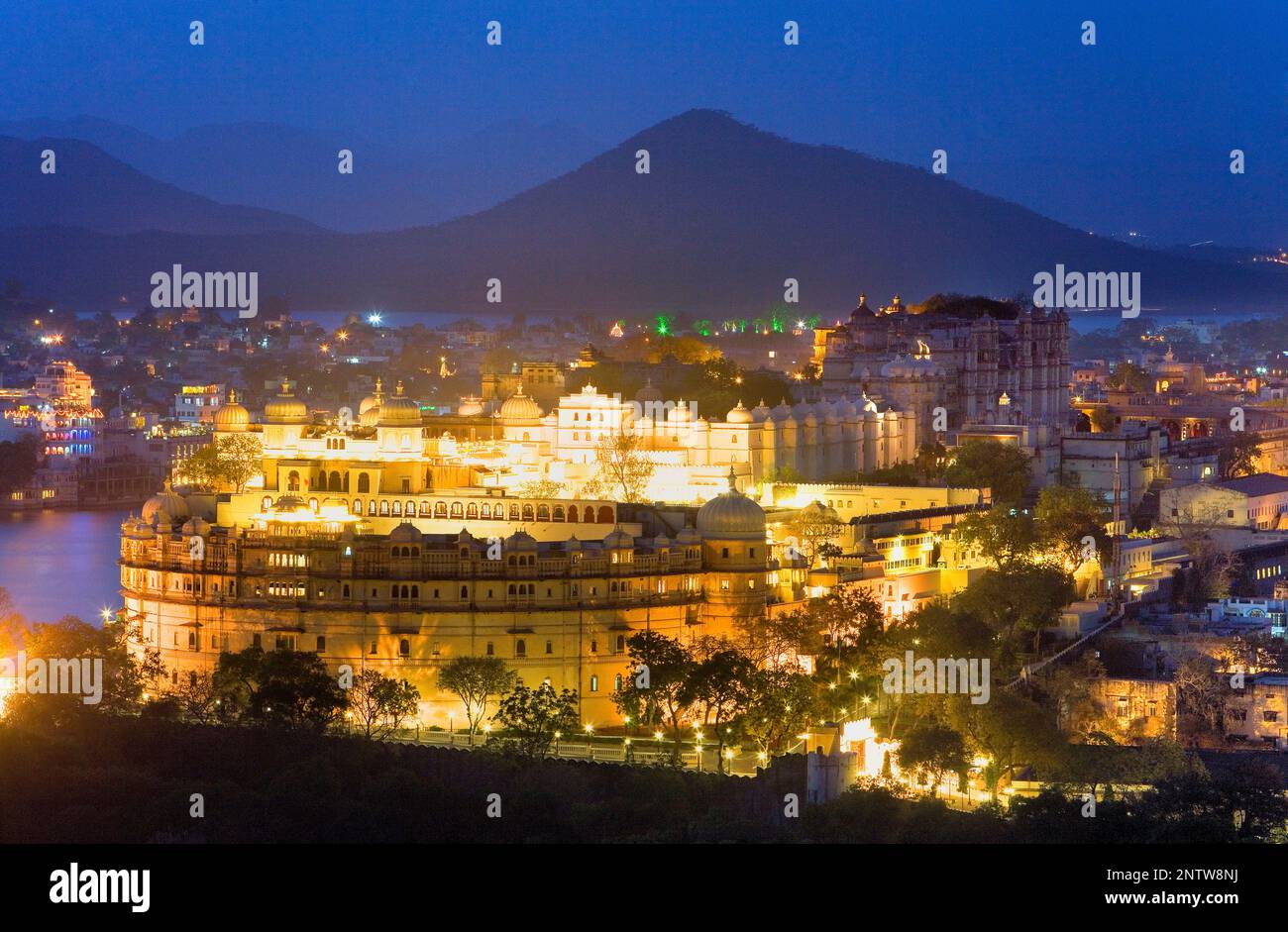 Stadtschloss und Skyline von Udaipur, Udaipur, Rajasthan, Indien Stockfoto