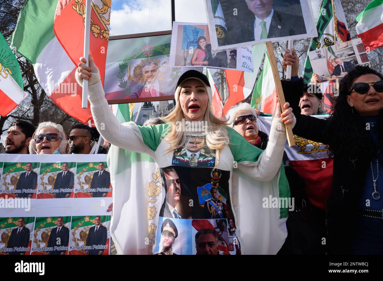 London, Großbritannien. 27. Februar 2023. Iranische Monarchisten versammeln sich am Parlamentsplatz, um die Unterstützung der Oppositionsfigur Reza Pahlavi, dem Sohn der Form, zu zeigen Stockfoto