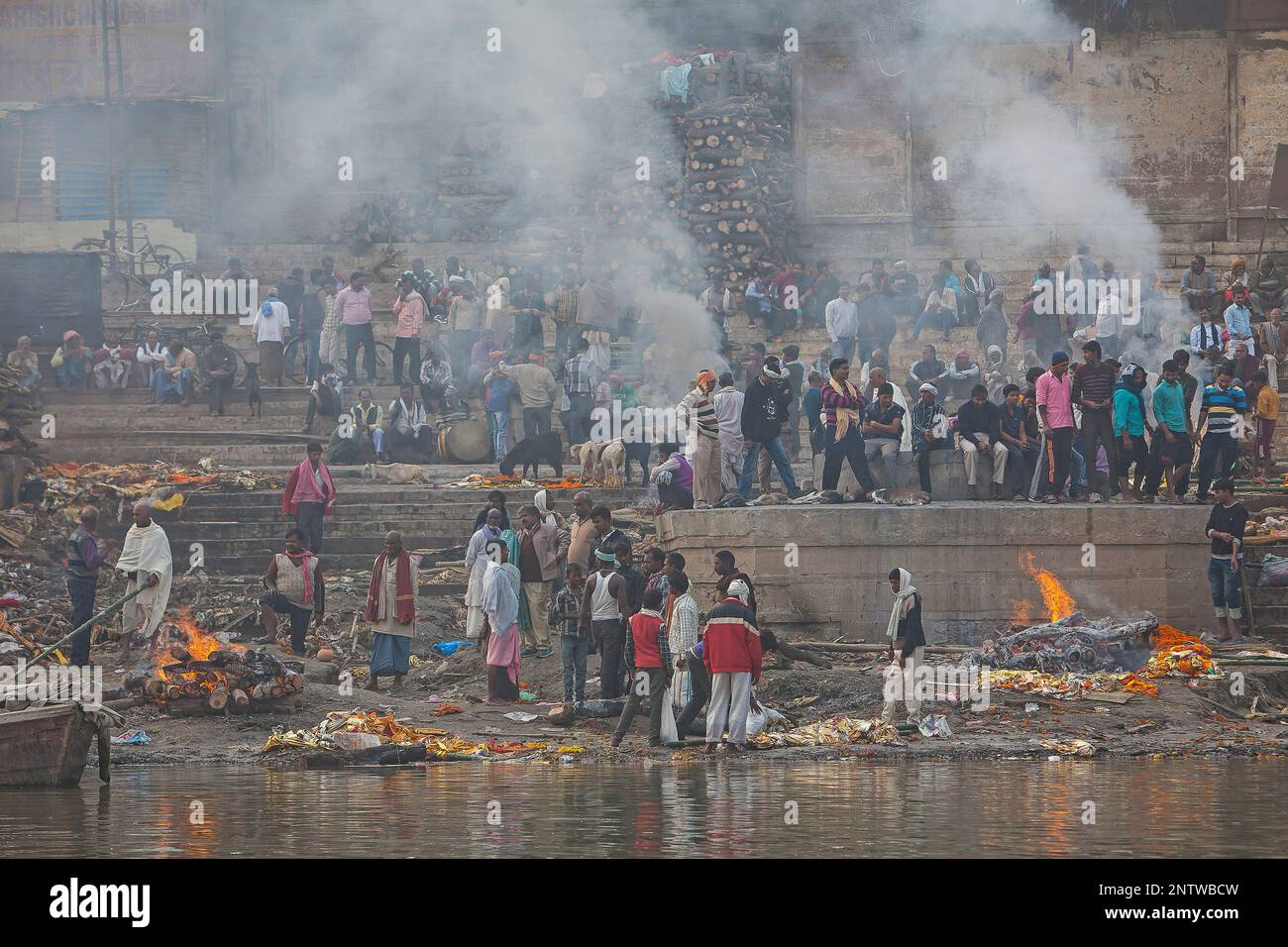 Harishchandra Ghat, eine brennende Ghat, am Ufer des Flusses Ganges, Varanasi, Uttar Pradesh, Indien. Stockfoto