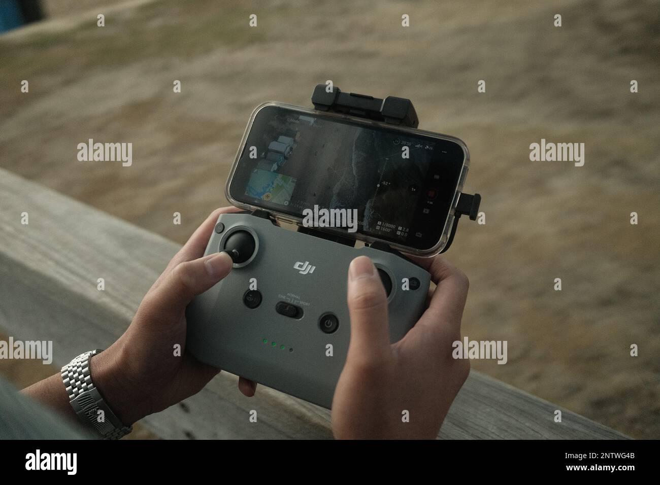 Bild des DJI Drohnen-Controllers mit iPhone - Brighton Beach, Victoria - 28. Februar 2023 Stockfoto