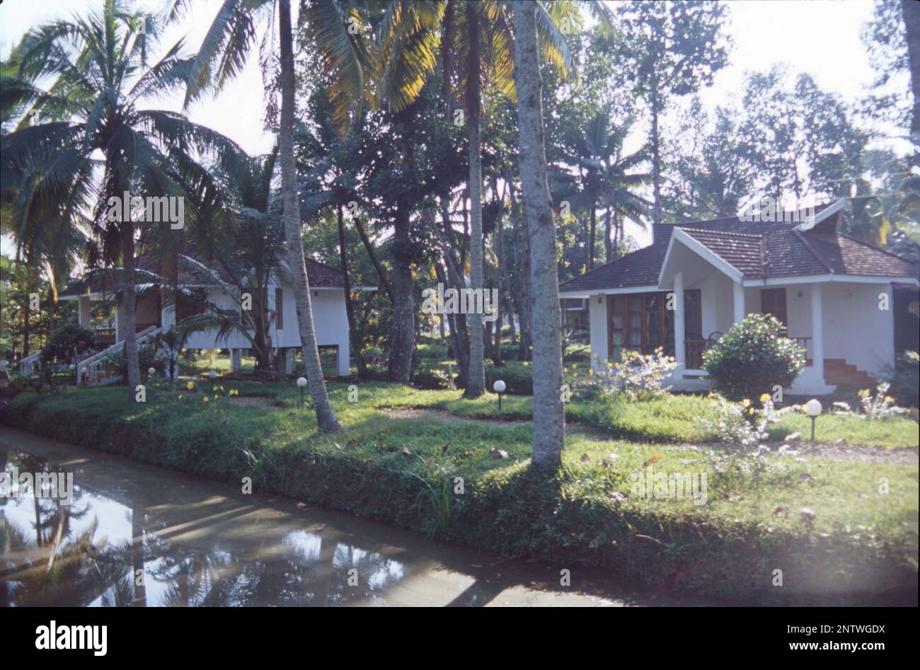 Kerala-Häuser:- die markanteste visuelle Form der Kerala-Architektur ist das lange, steil abfallende Dach, das zum Schutz der Wände des Hauses gebaut wurde und dem schweren Monsun widersteht, normalerweise mit Fliesen oder strohgedeckten Palmenlabyrinth, gestützt auf einem Dachrahmen aus Hartholz und Holz. Kerala ist ein Bundesstaat, der mindestens 6 Monate im Jahr Niederschläge erleidet, und bei einem solchen Klima sind geneigte Dächer immer besser. Kerala-Architektur folgt Thatchu Shasthra, einer Wissenschaft der Tischlerei, die die Gebäude-/Baunuancen regelt. Stockfoto