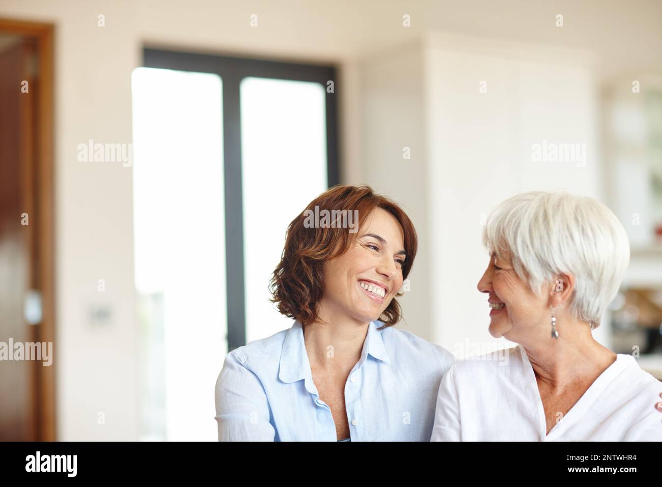 Da füreinander durch dick und dünn. Aufnahme einer Frau, die Zeit mit ihrer älteren Mutter verbringt. Stockfoto