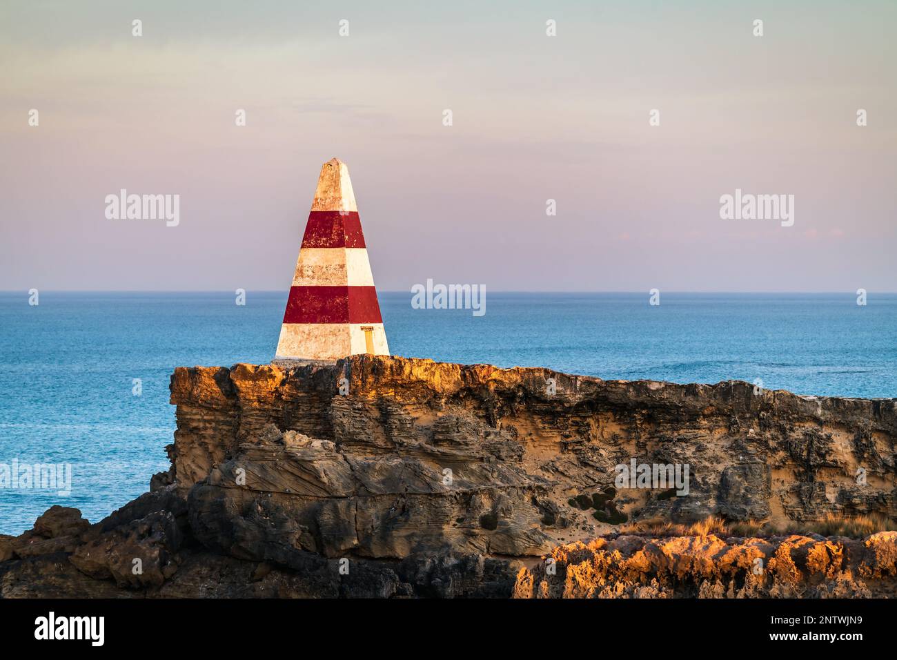 Der berühmte Obelisk Robe bei Sonnenaufgang mit Blick auf den Ozean. Ein zeitloses Denkmal, das aufgrund der Küstenerosion den Test der Zeit durchhält Stockfoto