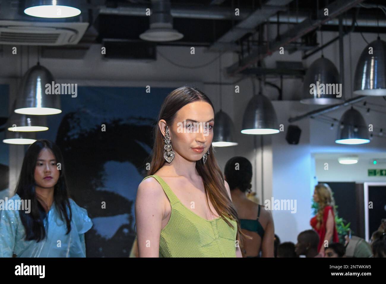 London, Großbritannien, 19. Februar 2023, LAN Fashion Show in Croydon mit Modedesignerin Naviya Edit. Naviya Edit ist eine südasiatische Marke, die zeitgenössische Indianbekleidung anbietet. Durch ihre kuratierten Stücke und maßgeschneiderten Services sind sie für jeden etwas. Einzigartige Outfits aus traditionellen, erschwinglichen Stoffen kreieren. Andrew Lalchan Photography/Alamy Live News Stockfoto