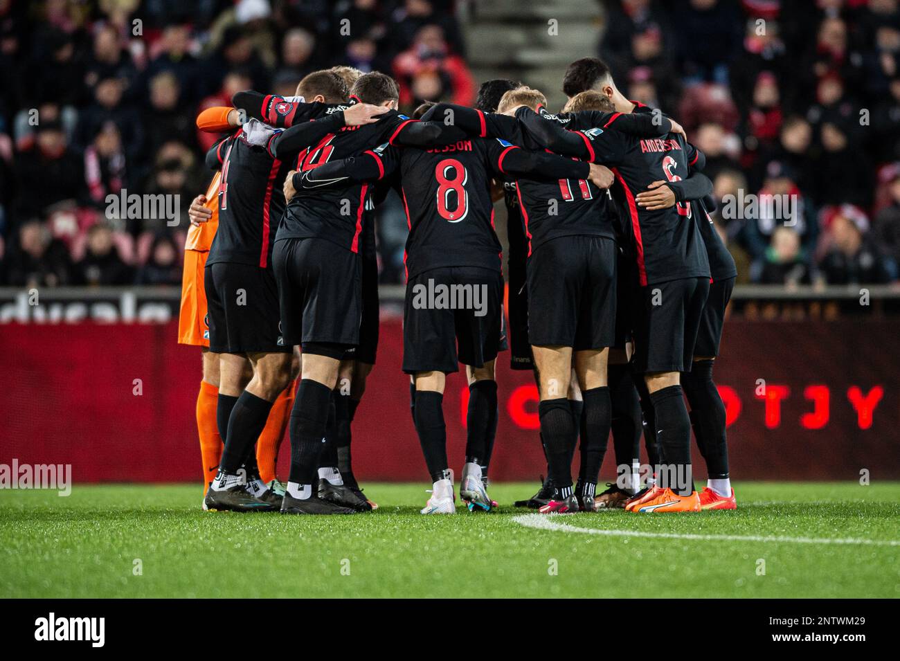 Herning, Dänemark. 27. Februar 2023. Die Spieler des FC Midtjylland vereinen sich während des 3F Superliga-Spiels zwischen dem FC Midtjylland und Broendby IF in der MCH Arena in Herning in einem Kreis. (Foto: Gonzales Photo/Alamy Live News Stockfoto